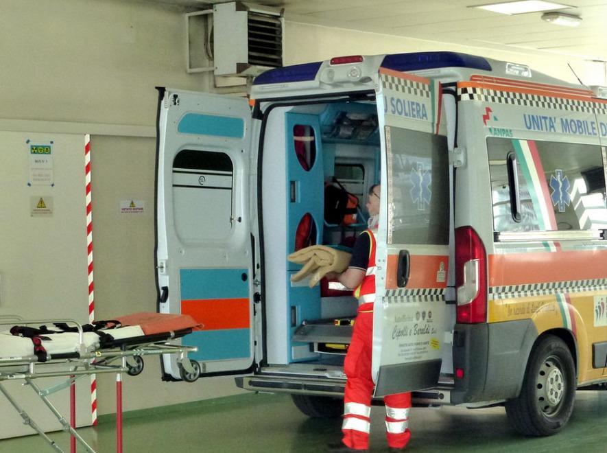 Cade in piscina, bimbo di 18 mesi grave in ospedale