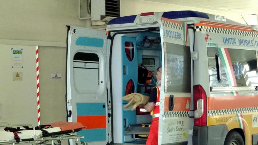 Cade in piscina, bimbo di 18 mesi grave in ospedale