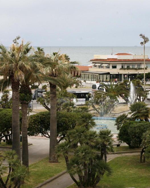 Fanno sesso nella piazza sulla Passeggiata di Viareggio