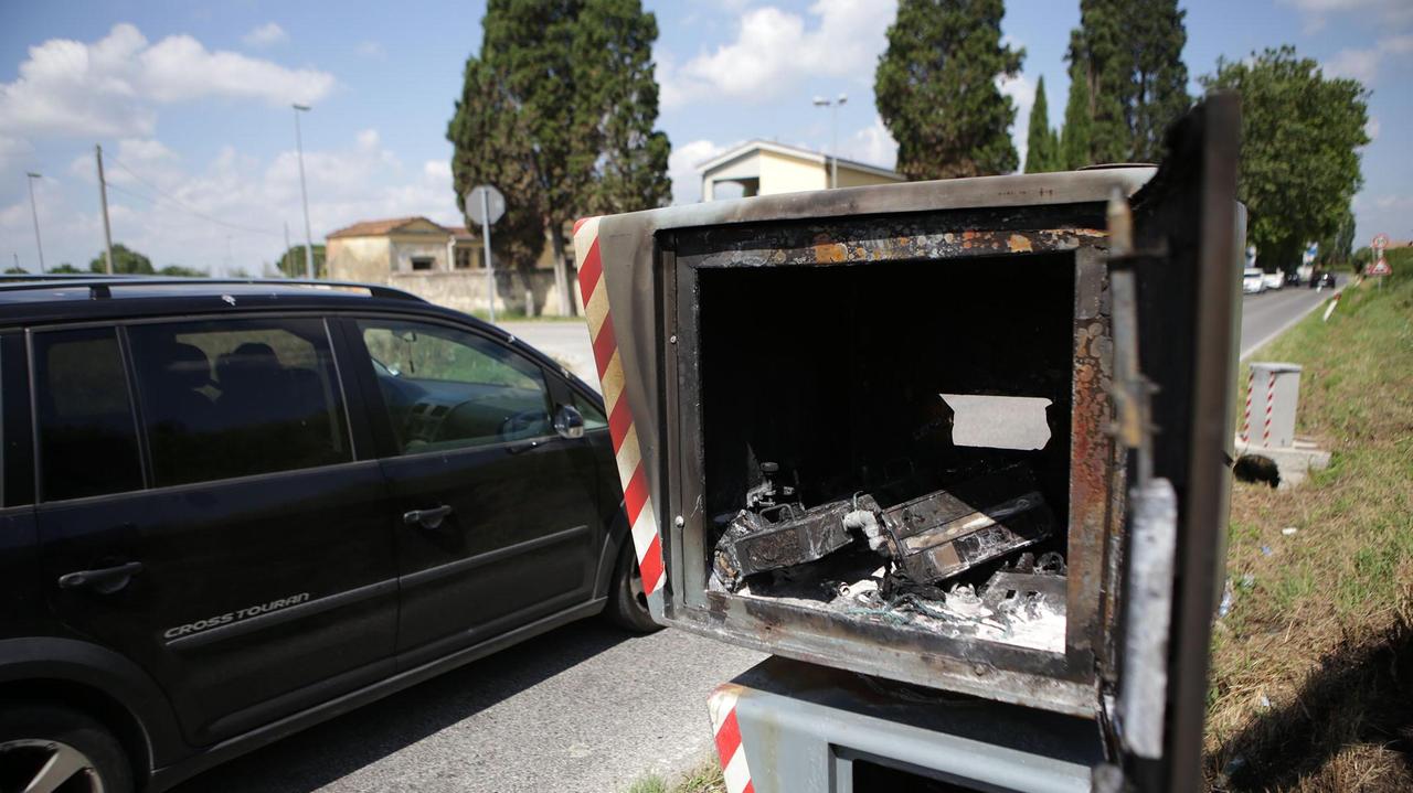 L'autovelox dato alle fiamme (foto agenzia Sestini)