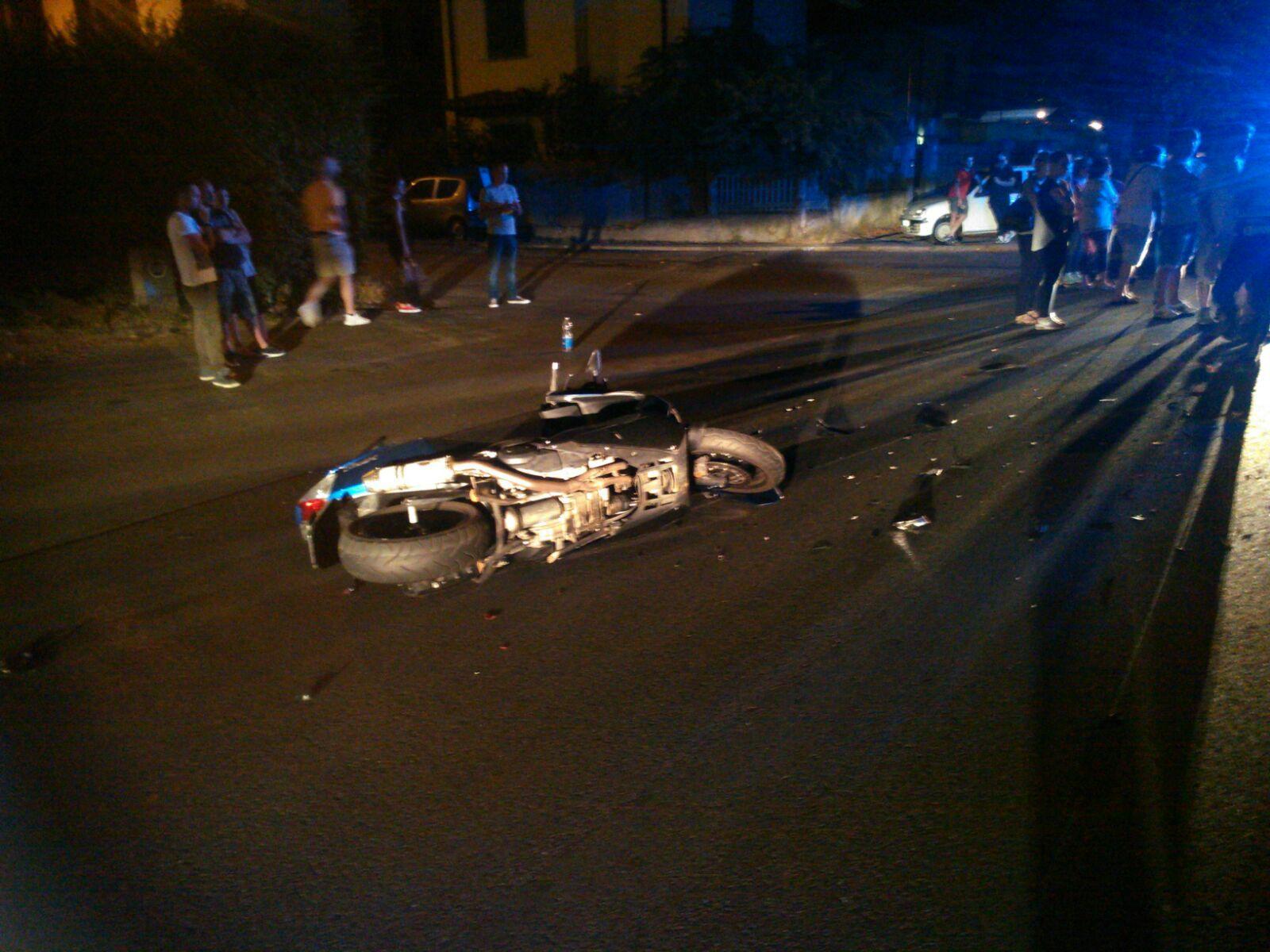 La moto sull'asfalto dopo l'incidente