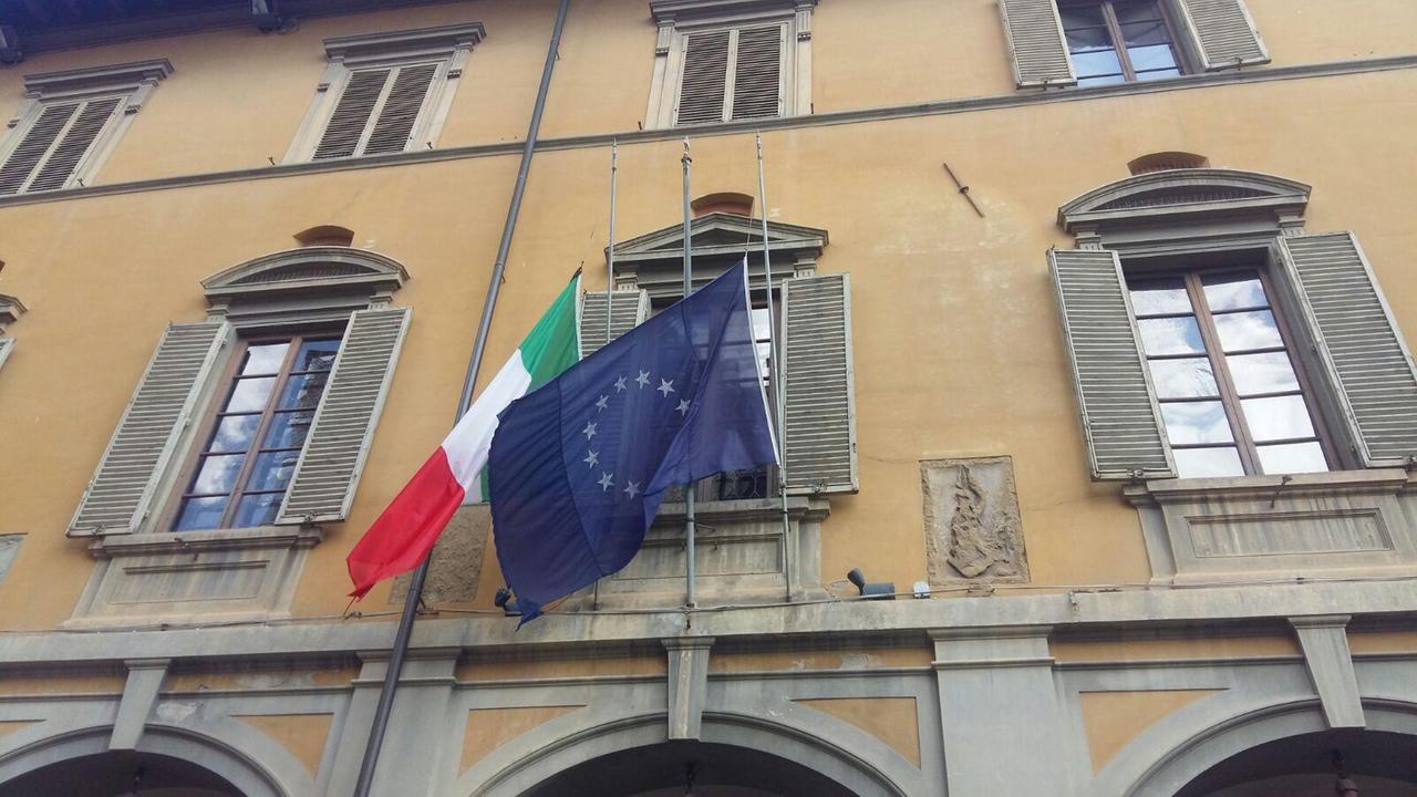 La bandiera a mezz'asta sul palazzo comunale di Prato