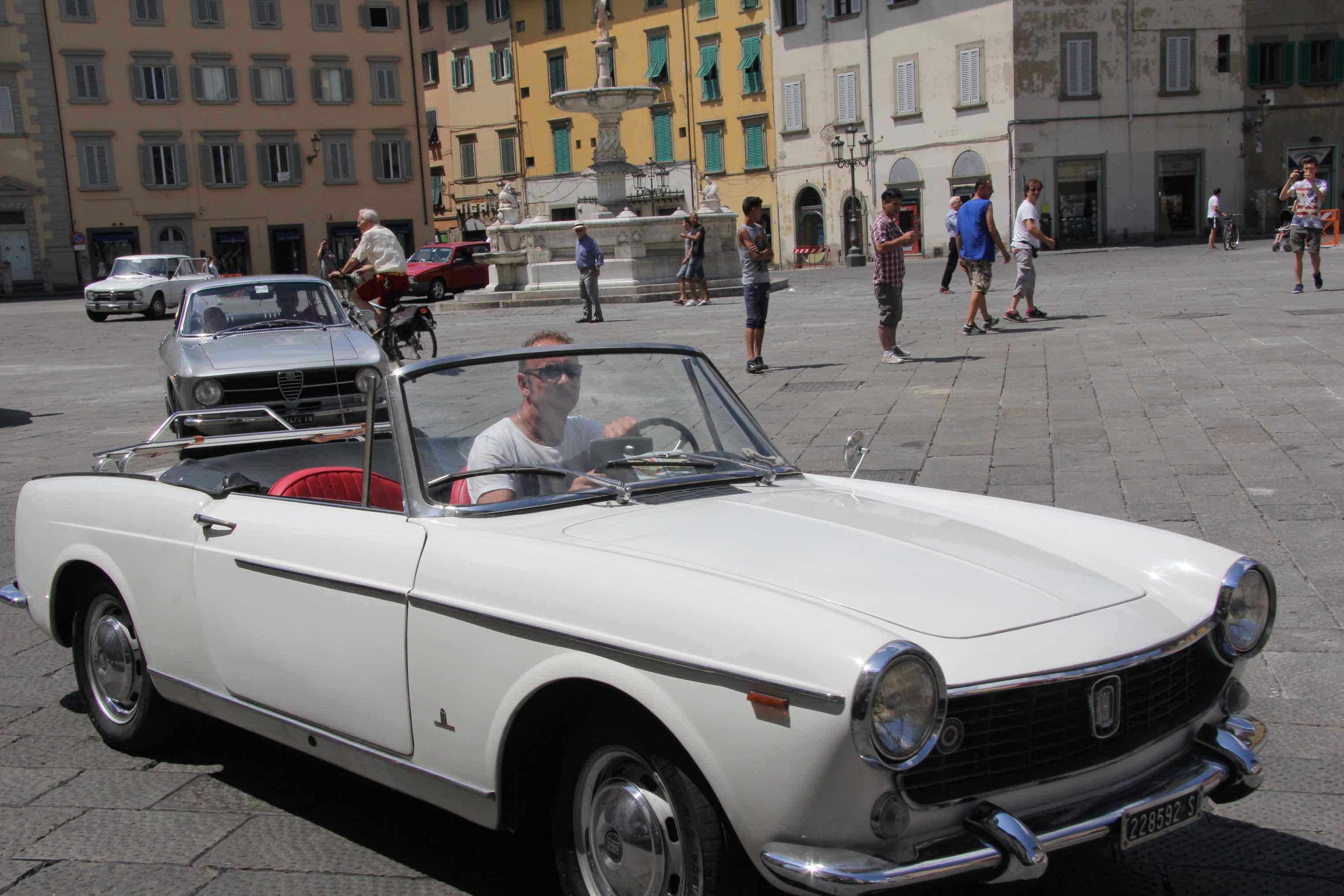 Manifestazione di auto storiche e moto d'epoca in piazza Duomo