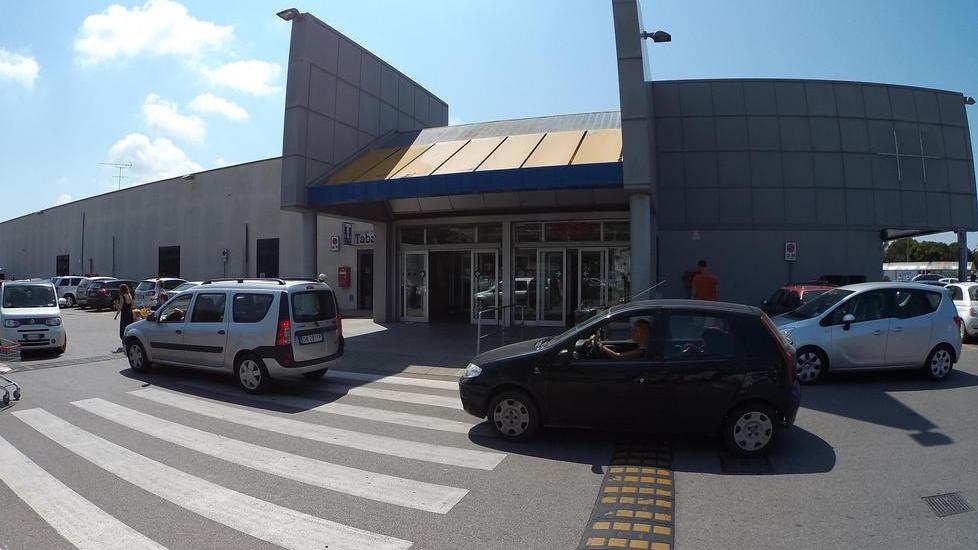 Via gli abusivi e i mendicati davanti ai supermercati Coop