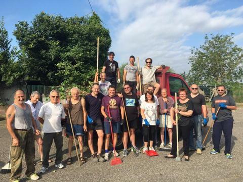 Il gruppo di cittadini che hanno pulito alcune strade di Fibbiana