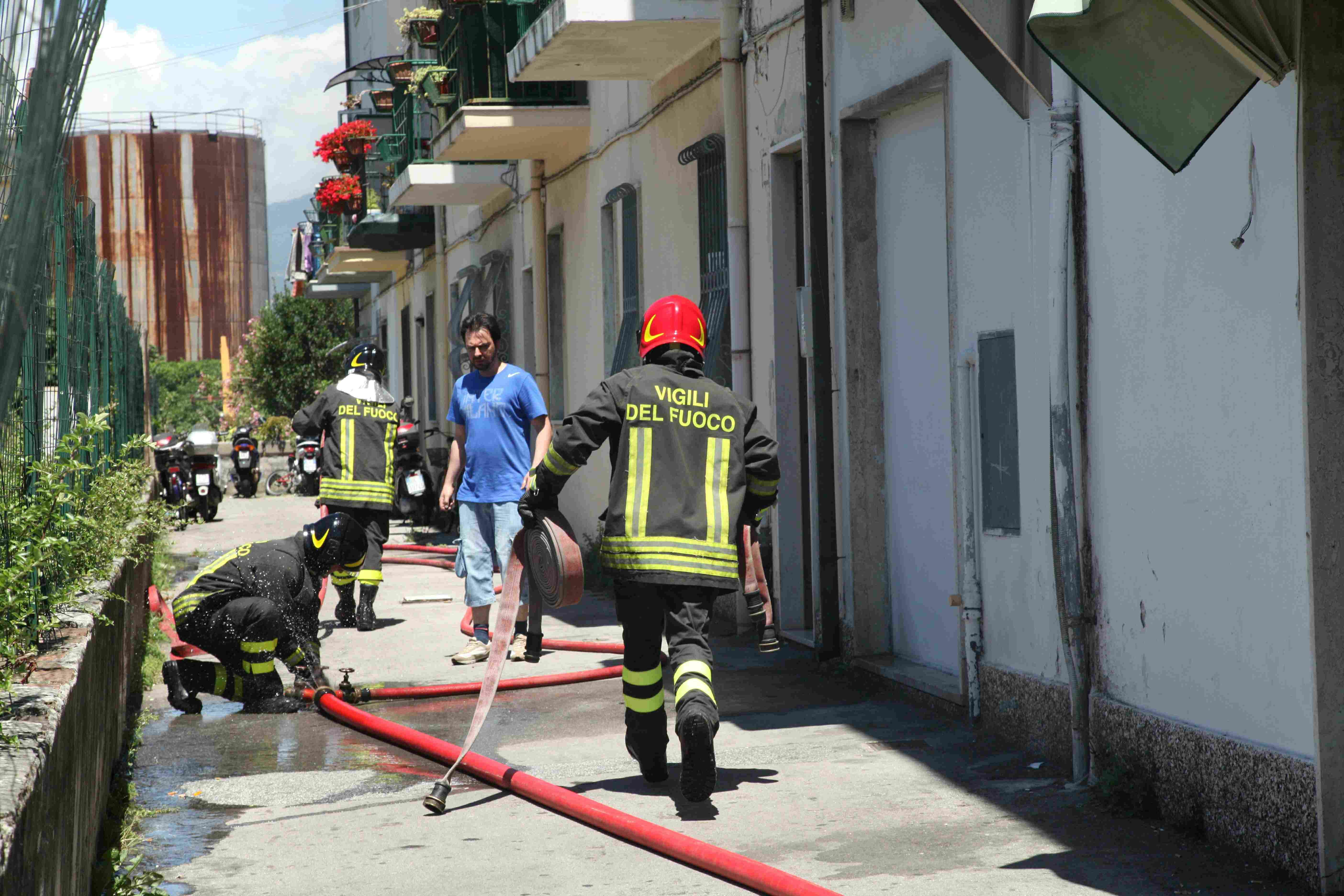 I vigili del fuoco al lavoro per spegnere l'incendio 