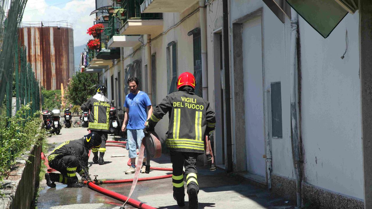 I vigili del fuoco al lavoro per spegnere l'incendio