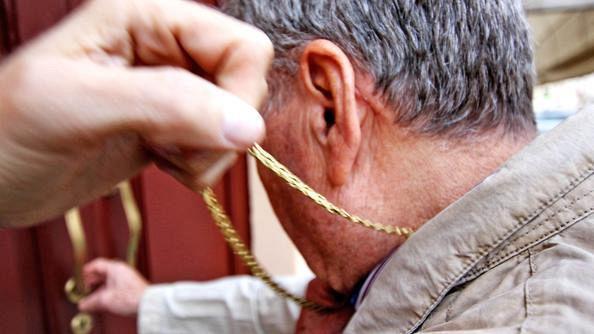 Donna incinta e due complici tentano di rapinare anziano 