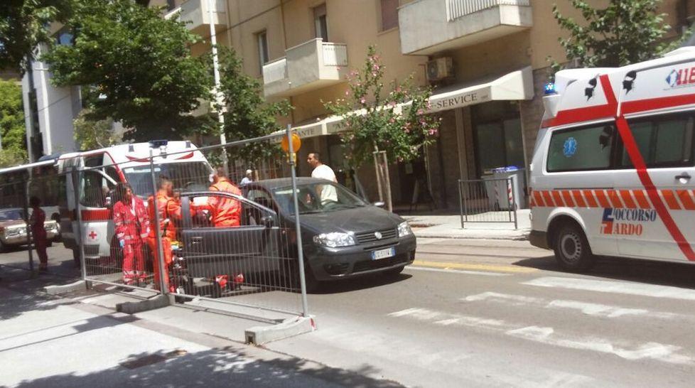 Sassari, scontro auto-ambulanza nel caos dei cantieri per la pista ciclabile 