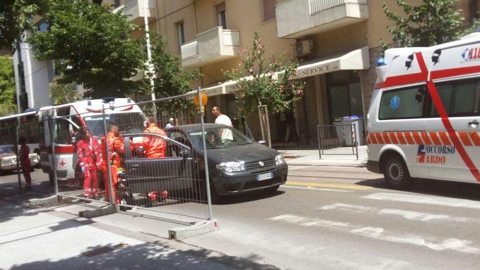 Sassari, scontro auto-ambulanza nel caos dei cantieri per la pista ciclabile 