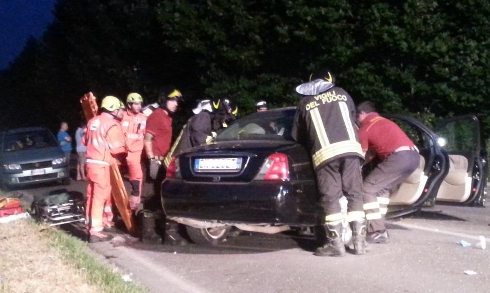 Schianto frontale per un sorpasso: gravi i genitori, illesa la loro bimba 
