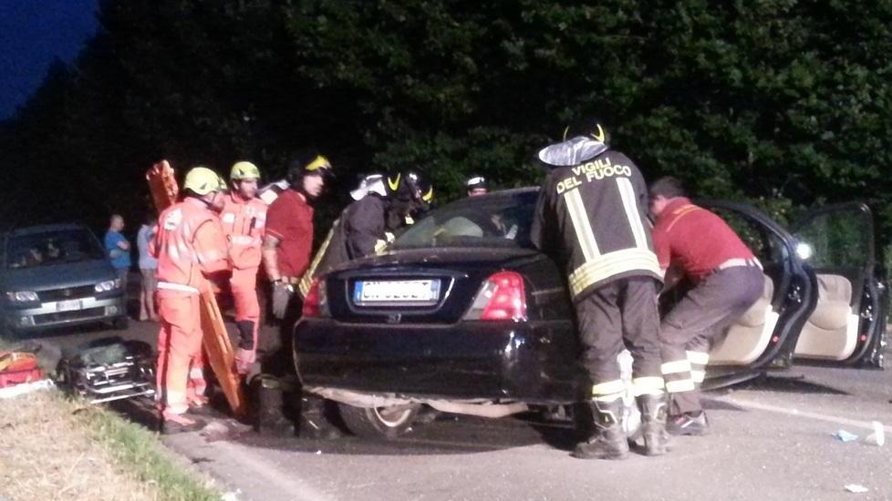 Schianto frontale per un sorpasso: gravi i genitori, illesa la loro bimba