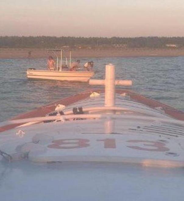 Coppia con due bambine sulla barca alla deriva 