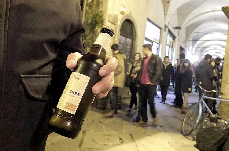 Urinano per strada, scattano le sanzioni per sei giovani