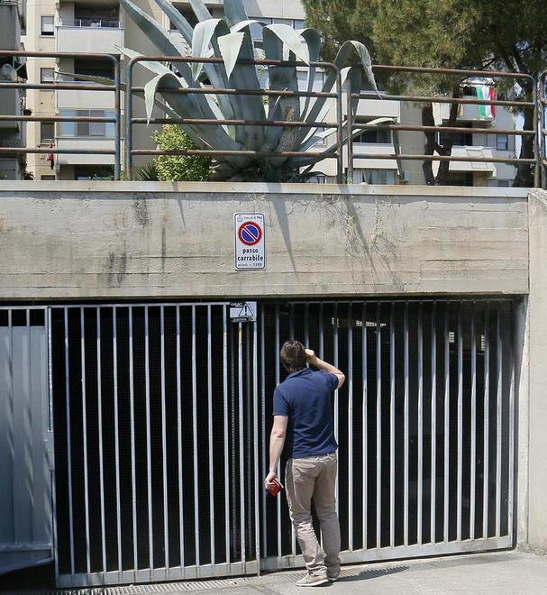 «Mi hai rotto l’auto». E poi lo massacra 