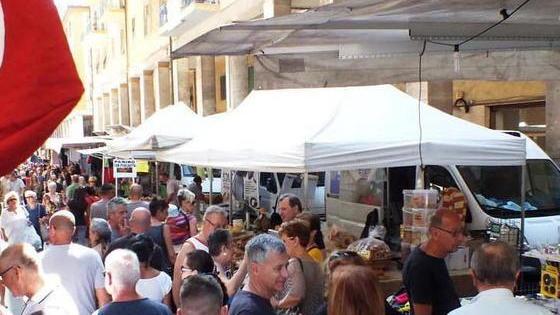 150 banchi per il mercato degli ambulanti e per finire fuochi artificiali in piazza Bovio