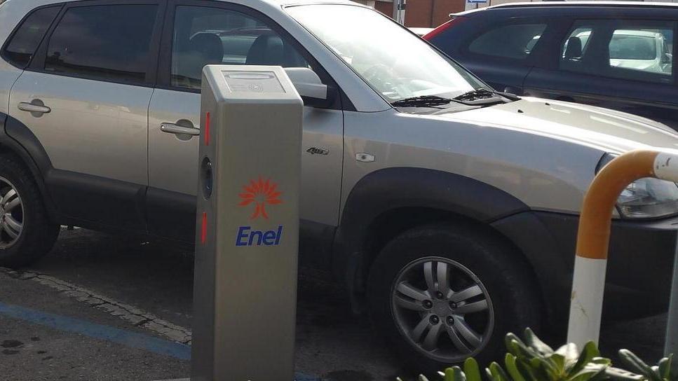 Il pieno di elettricità? Un’impresa