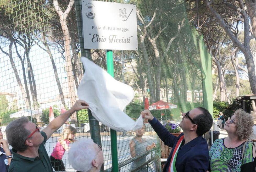 Gli amici rendono onore al signore dell’hockey