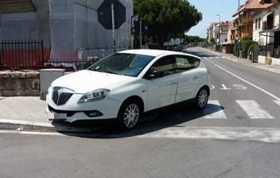 Soste incivili su marciapiedi e incroci