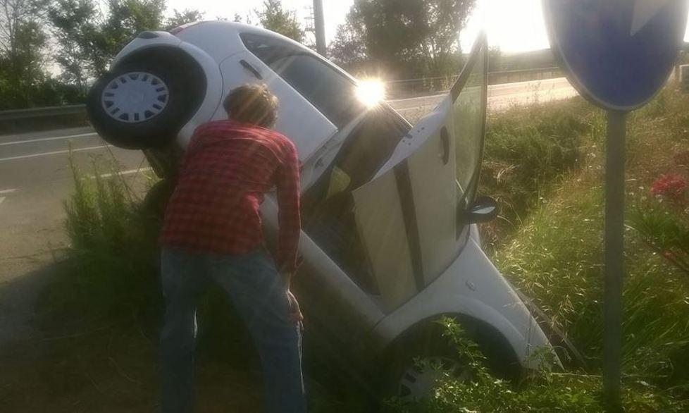 Salta tre corsie e finisce nel fosso: è grave