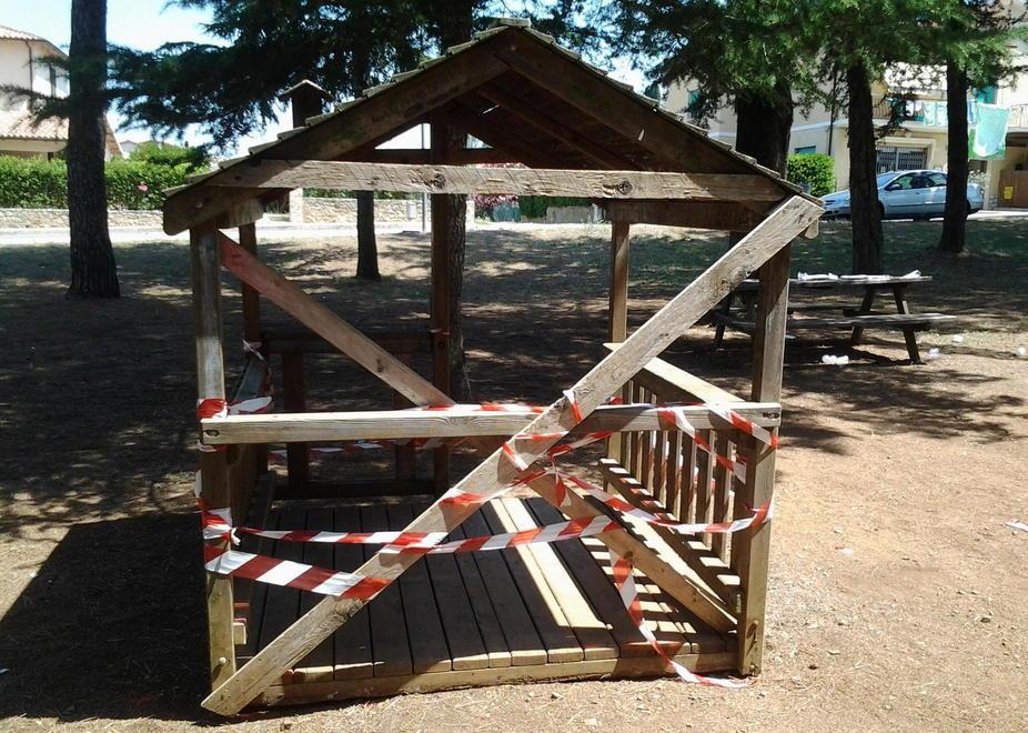 Vandali nei giardini di Marsiliana 