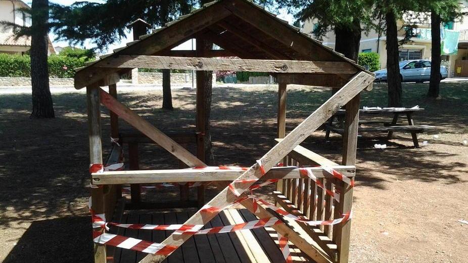 Vandali nei giardini di Marsiliana