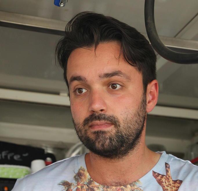 Il bar sulla spiaggia «Senza posti auto ci danneggiano»