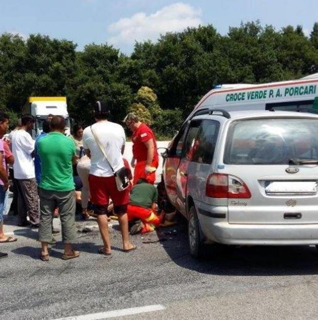 Grave motociclista dopo uno scontro sul viale Europa 
