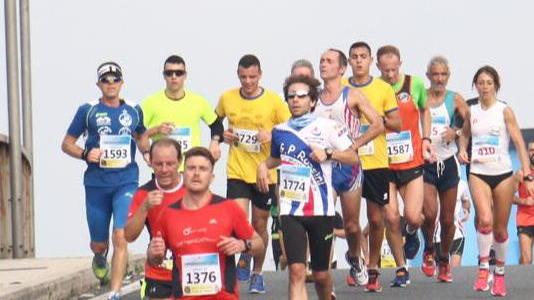 Otto chilometri di corsa per battere tutti i tumori