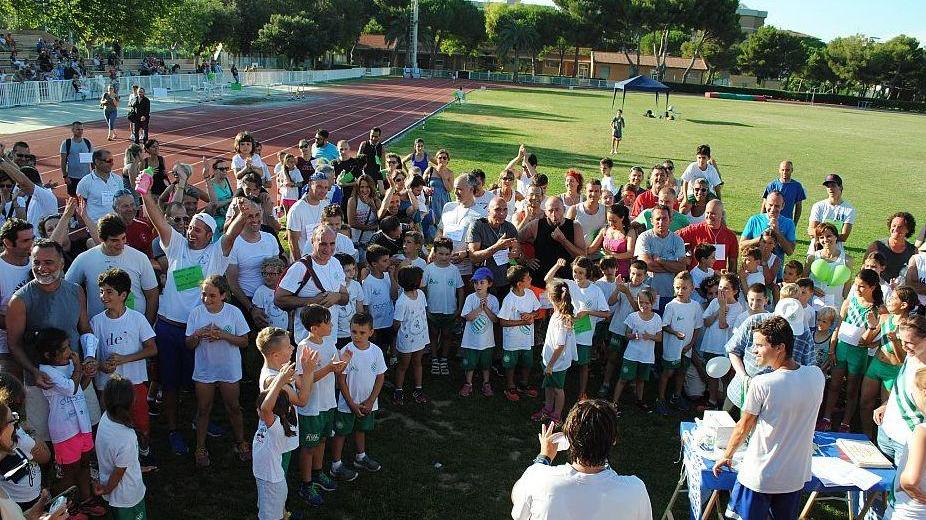 Olimpiade della famiglie in pista genitori e atleti corrono insieme