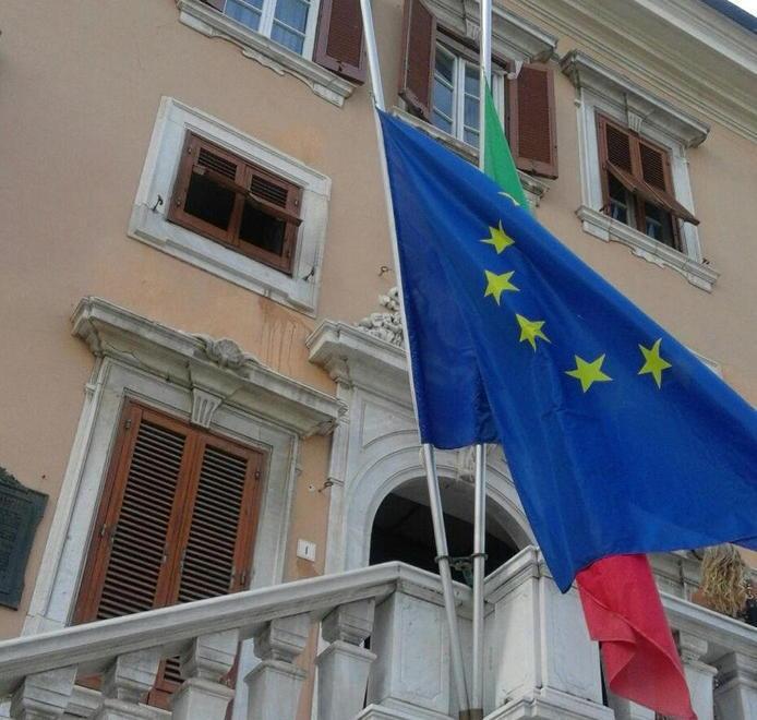 Palazzo Civico a lutto, bandiere a mezz’asta
