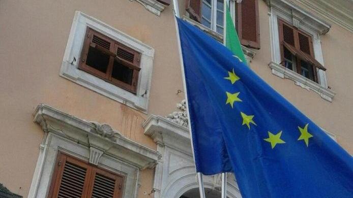 Palazzo Civico a lutto, bandiere a mezz’asta