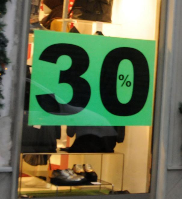 Un via ai saldi tra le polemiche 