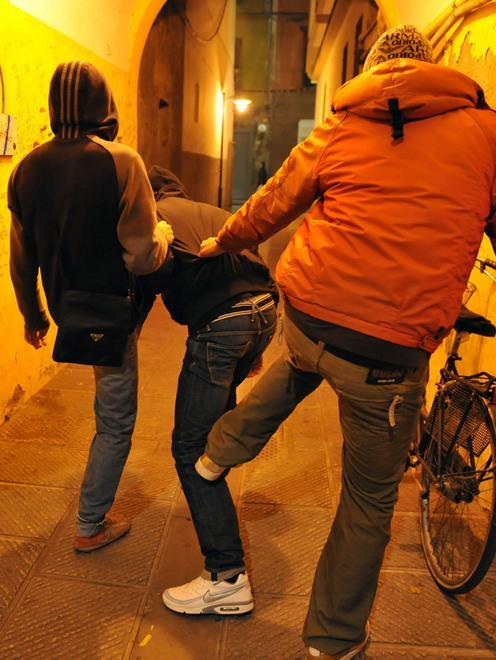 Rapina lo zaino a un ragazzo: minorenne denunciato