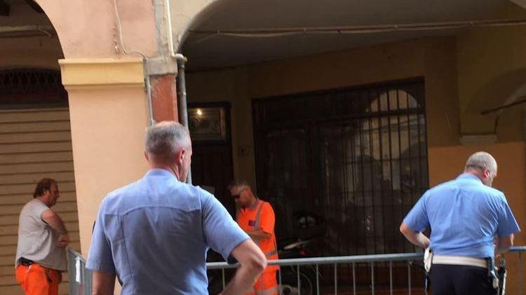Vignola, crolla parte di cornicione in via Bonesi