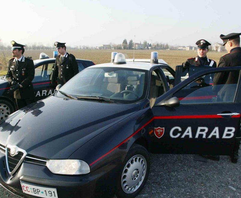 Punta il coltello contro la madre per avere i soldi: arrestato 37enne