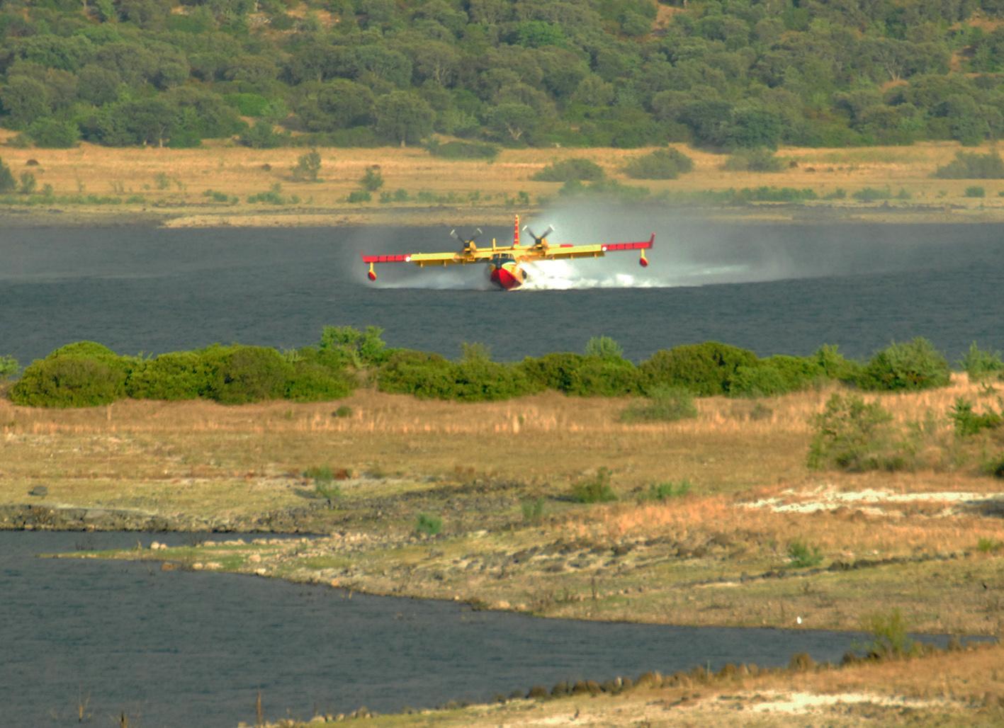 Il fuoco terrorizza la Sardegna, roghi nel Nuorese e al Sud 
