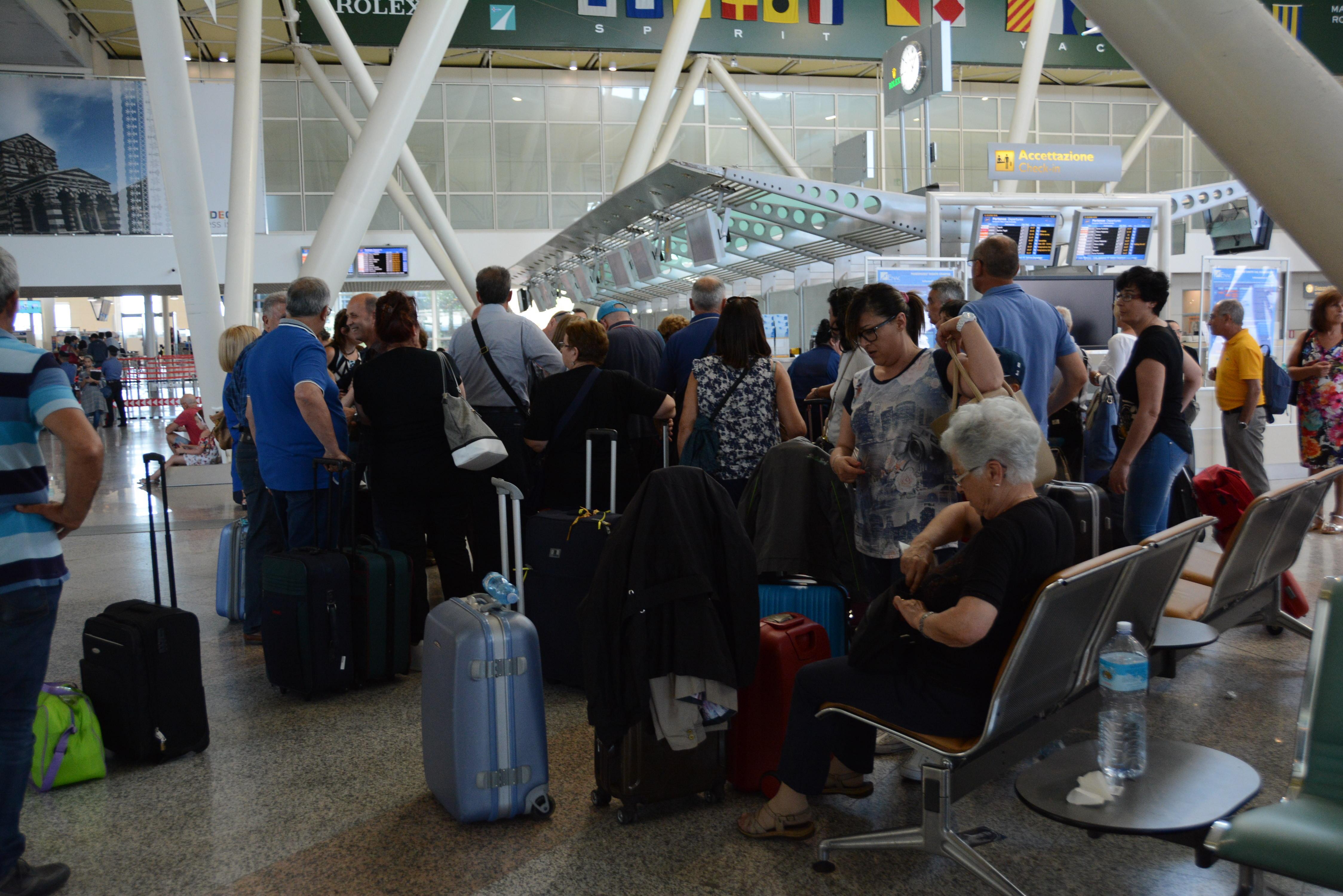 Meridiana, settimo giorno di protesta: cancellati altri 26 voli