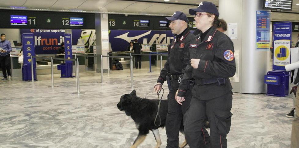 Le unità cinofile, una delle misure introdotte al Galeilei dopo i recenti attentati in Europa (foto: Fabio Muzzi)