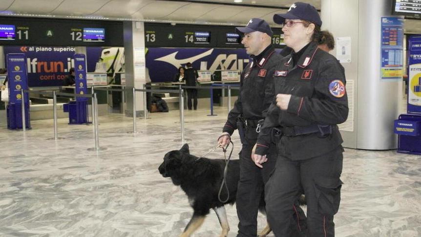 Le unità cinofile, una delle misure introdotte al Galeilei dopo i recenti attentati in Europa (foto: Fabio Muzzi)