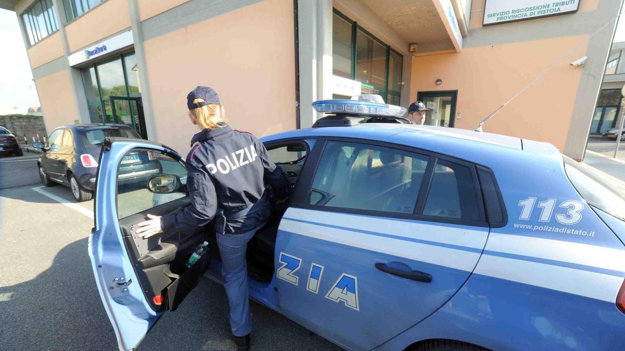 Un intervento di una Volante della polizia (foto Gori)