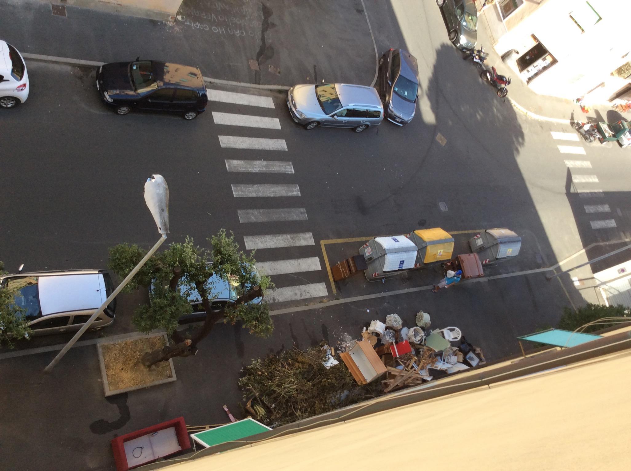 I rifiuti abbandonati in via Bengasi