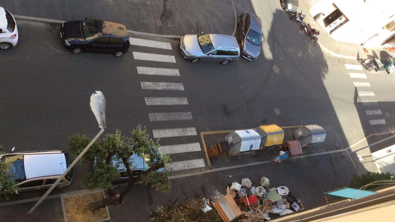 I rifiuti abbandonati in via Bengasi