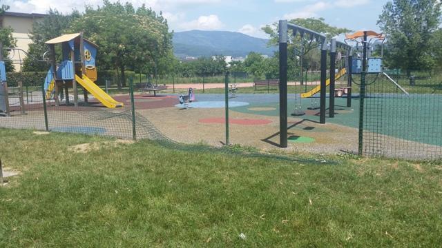 La recinzione divelta nel giardino pubblico di via Palarciano a Oste