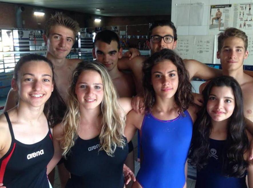 Un gruppo di giovani nuotatori del Nuoto Valdinievole