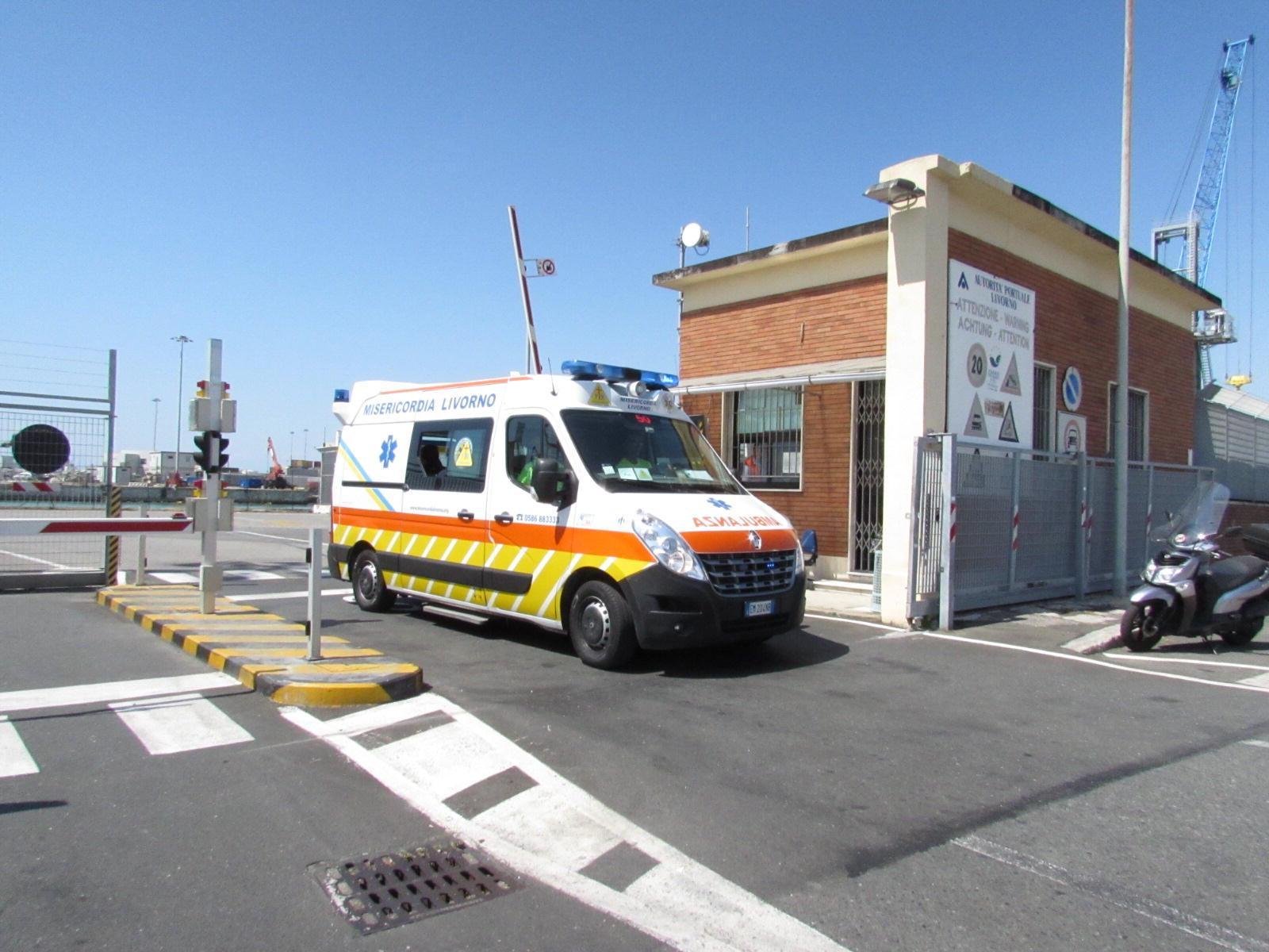 L'ambulanza della Misericordia esce dal varcfo Valessini (foto Pentafoto)
