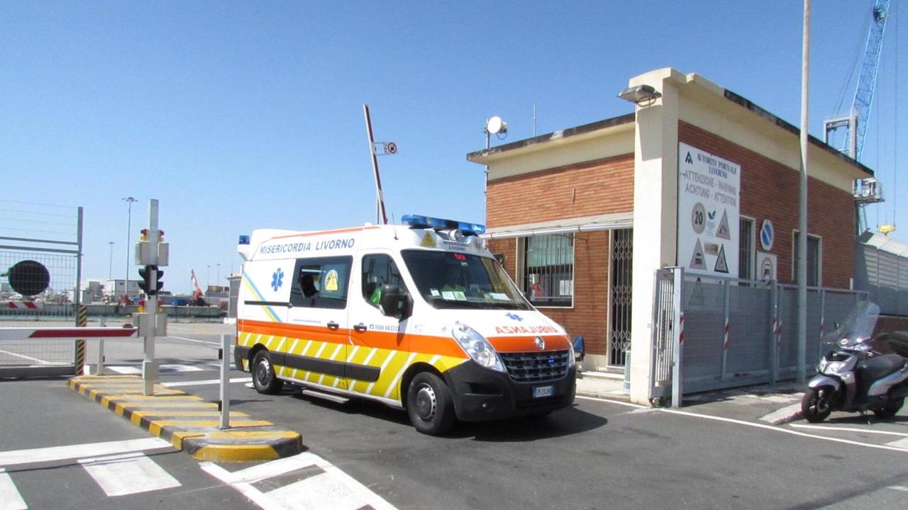 L'ambulanza della Misericordia esce dal varcfo Valessini (foto Pentafoto)