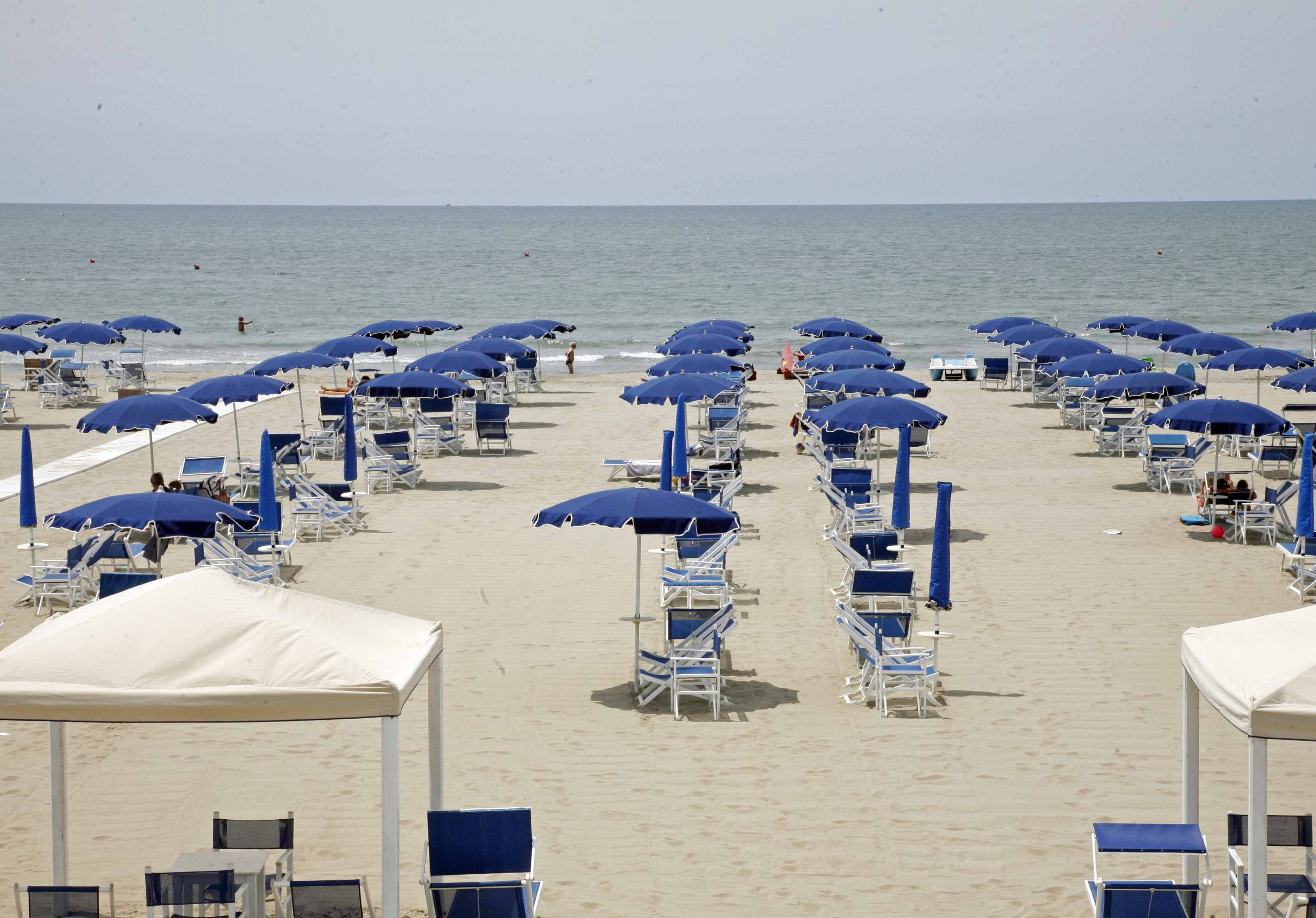 Il mare low cost: l'ombrellone in svendita