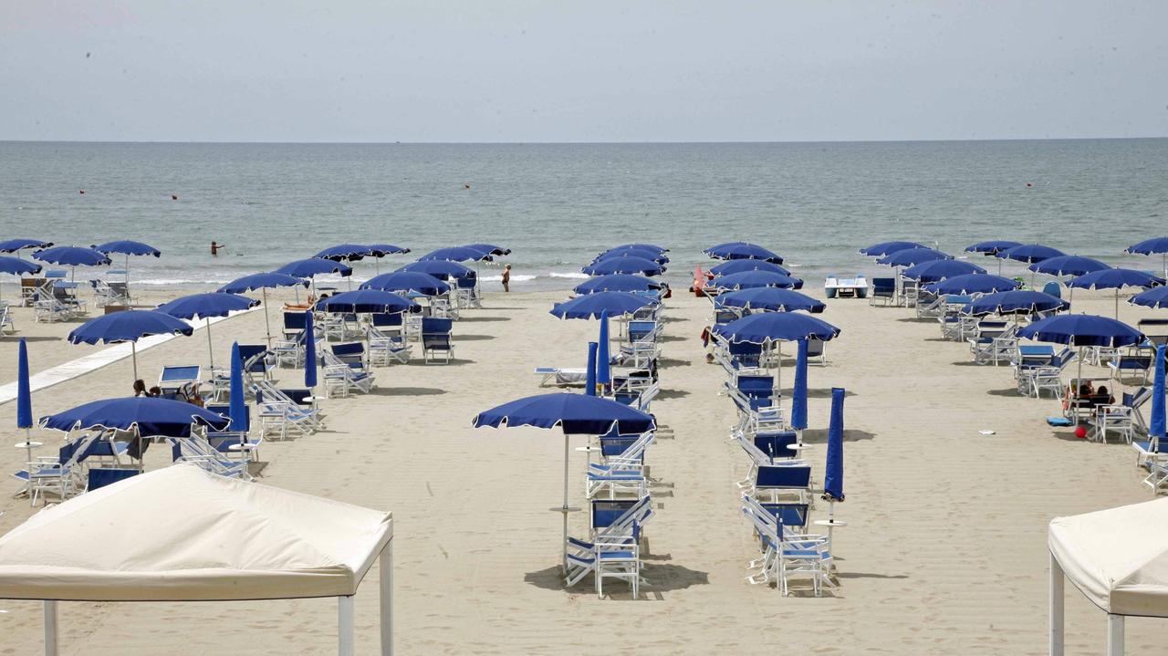 Il mare low cost: l'ombrellone in svendita