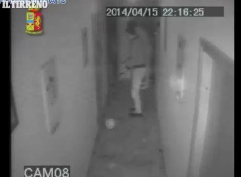 La prima rissa tra cinesi in via Marianna Nistri, immagini dalla telecamera di sorveglianza